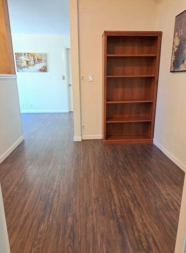 Office area - 940 E Lassen Ave