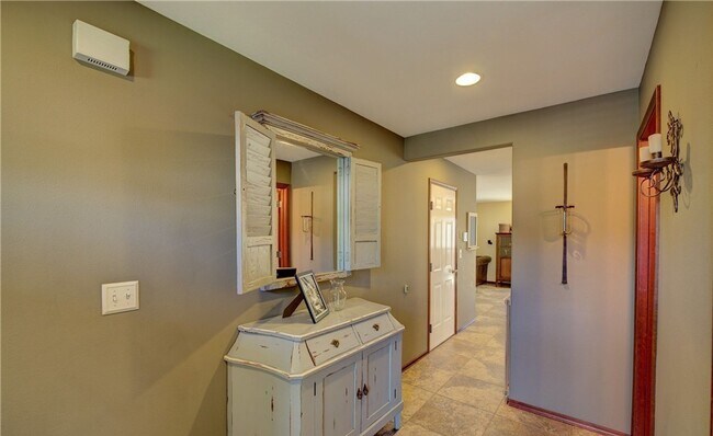 Building Photo - Beautiful 3 bed Home in Country Woods!