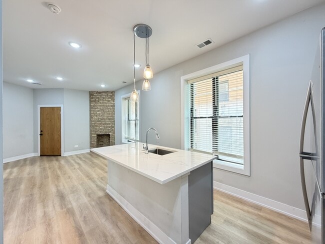 Building Photo - 452 W Belden Ave