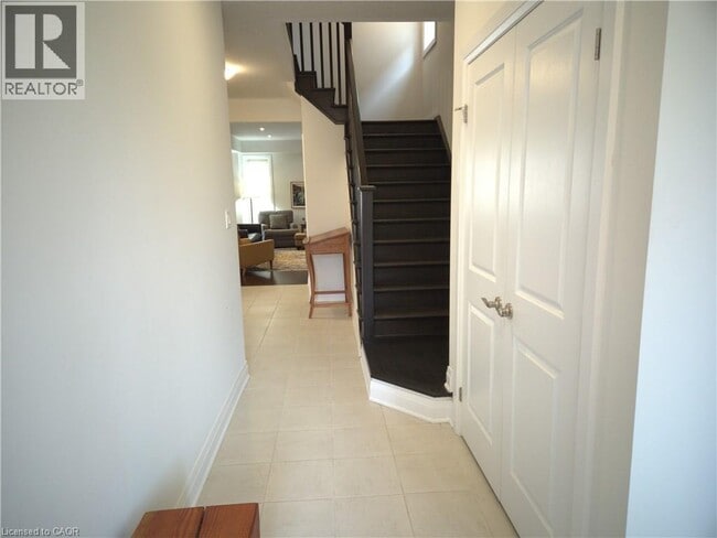 Building Photo - 293 Chokecherry Cres