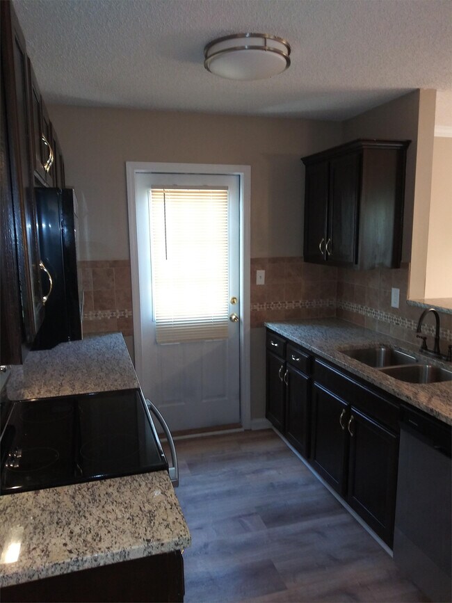 Building Photo - 1644 Hallmark Hills Dr