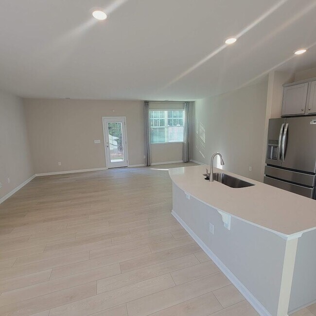 Foto del edificio - End Unit; 3Br/2.5BA Townhouse