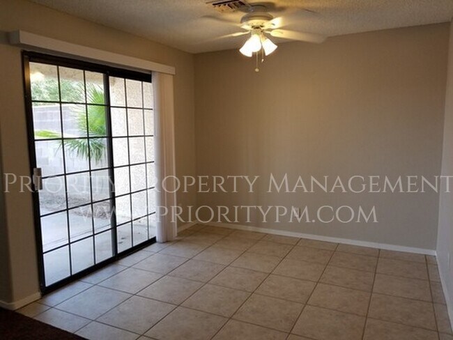 Foto del edificio - 2052 Waverly Cir