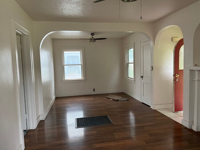 Foto del edificio - 311 W Kansas Ave