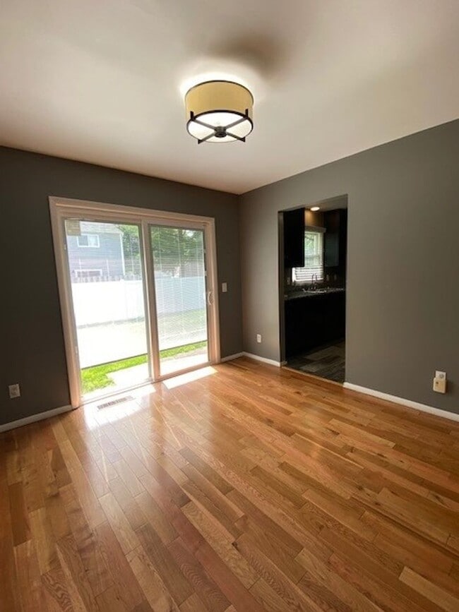 Building Photo - Beautiful 3 bedroom/2 bath home in South W...