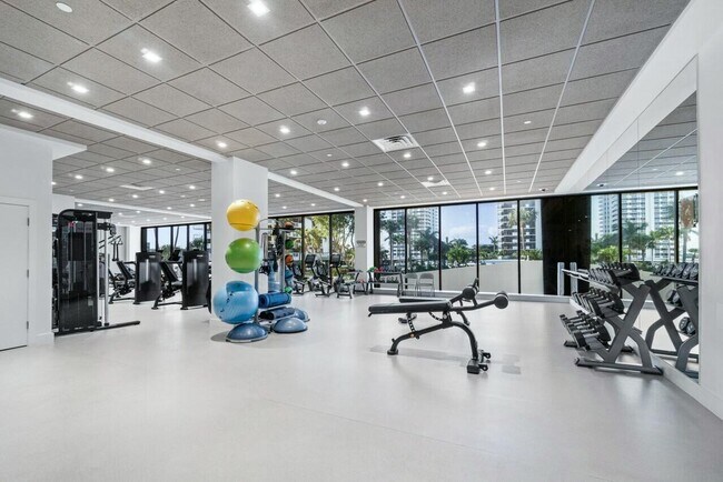 Foto del edificio - 100 Lakeshore Dr