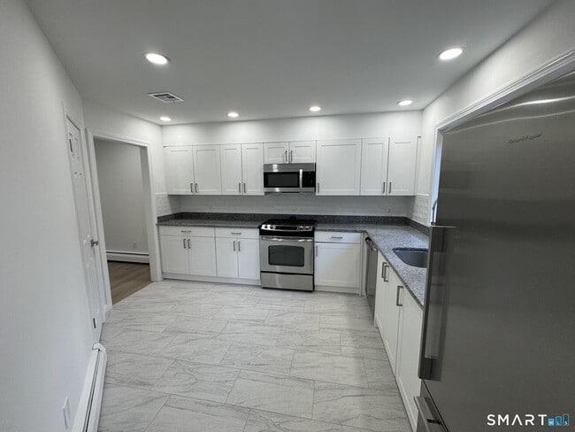 Building Photo - 4 Earls Ct