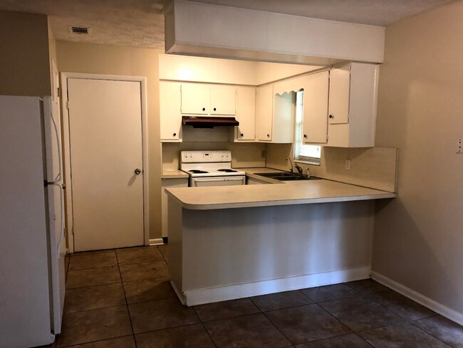 Building Photo - Adorable 3Bd/2Ba home on Jade with a fence...