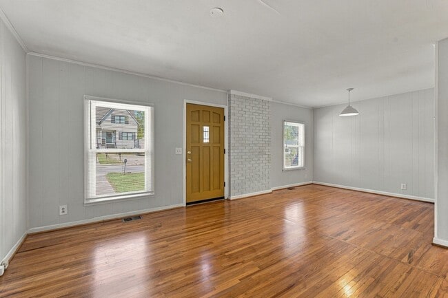 Building Photo - 634 James Ave