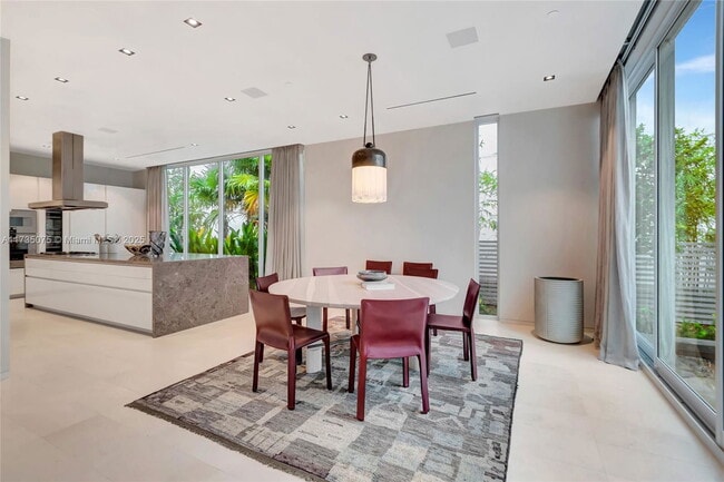 Foto del edificio - 1051 W 48th St