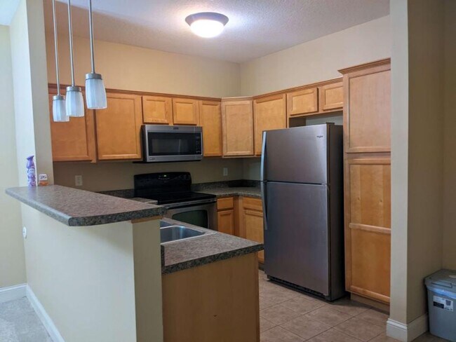 Foto del edificio - 3 Bedroom, 2 Bath Condo with Garage in Uni...