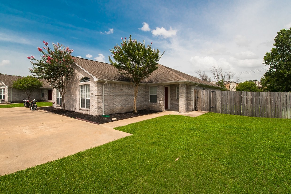 Primary Photo - 1423 Western Oaks Ct