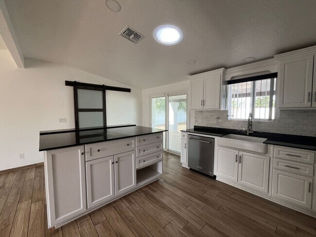 Foto del edificio - Gorgeous fully remodeled centrally located 3 bedroom home.