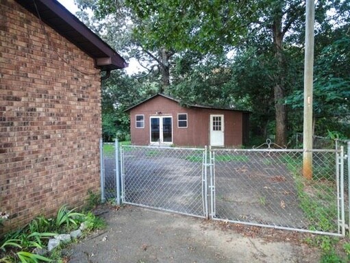 Building Photo - 1527 W Grab Creek Rd