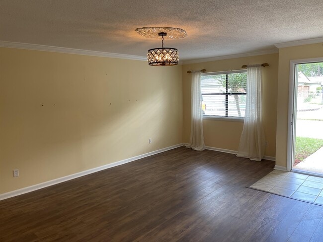 Building Photo - 132 SE Villas Ct