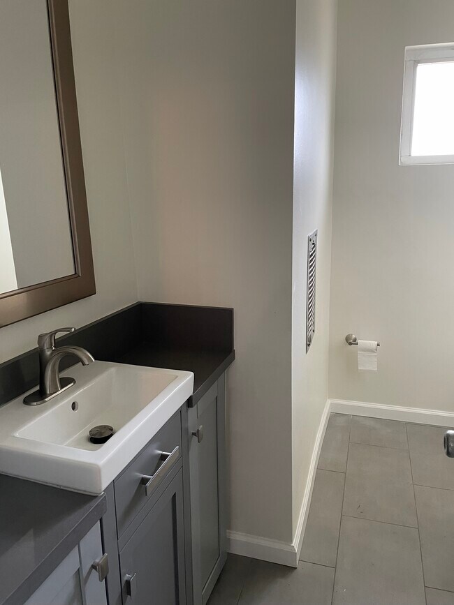 Foto del edificio - 4855 Elmwood Ave