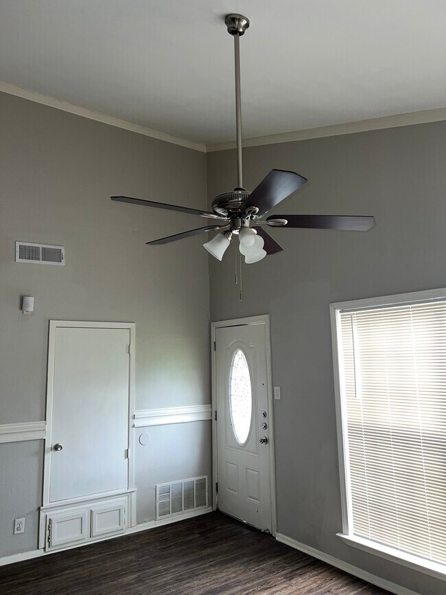 Building Photo - 4814 Castle Cross, San Antonio, TX 78218