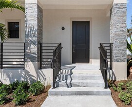 Building Photo - 5745 SW 44th Ct