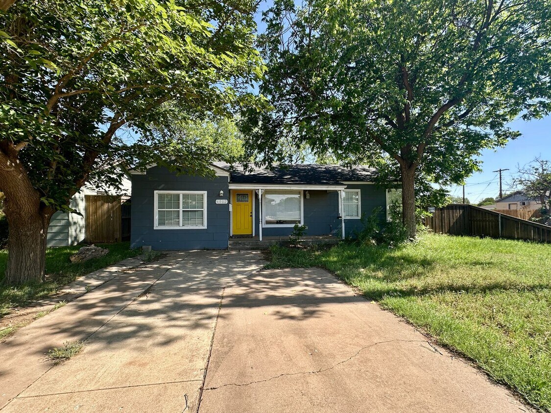 Foto principal - 3 Bed/ 1 Bath with Large Backyard Available!