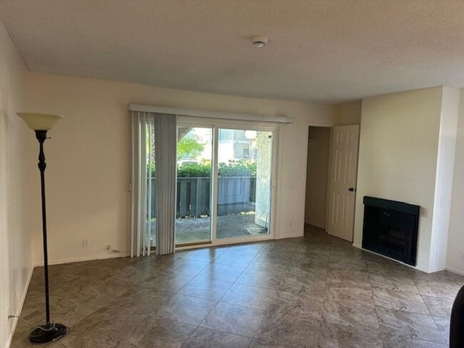 Building Photo - Lakeshore: Lower 1 Bedroom 1 Bath Condo, E...
