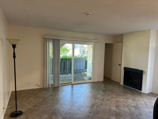 Foto del edificio - Lakeshore: Lower 1 Bedroom 1 Bath Condo, E...