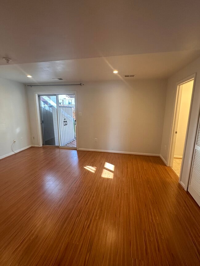 Building Photo - 5830 Shady Oak Ln