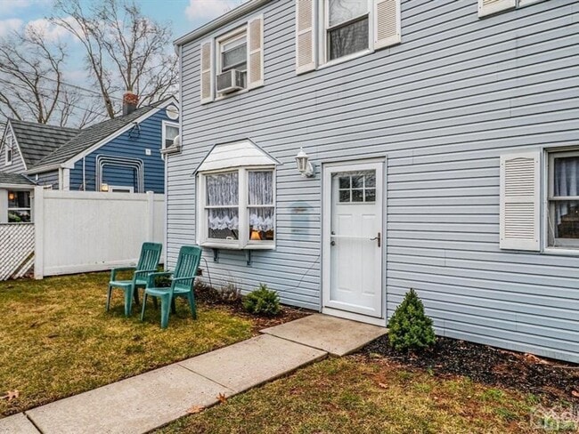 Building Photo - 5 Bedroom 2 Bathroom Single Family Home in...