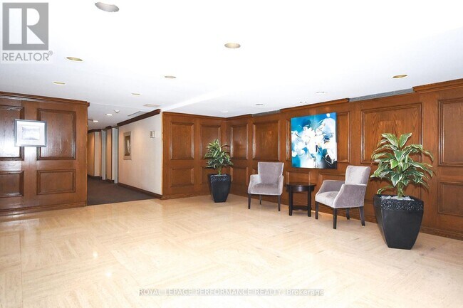 Building Photo - 530-530 Laurier Ave W
