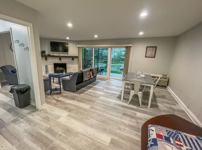 Foto del edificio - Lake Views! 1BR|1BA Rental