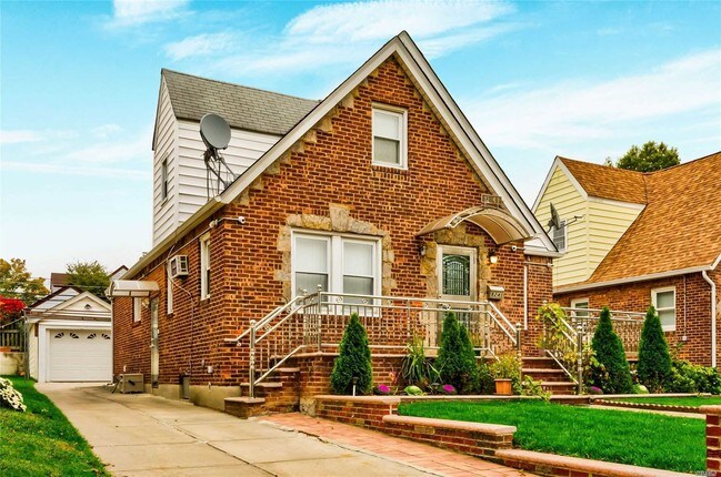 Foto del edificio - 82-41 256th St