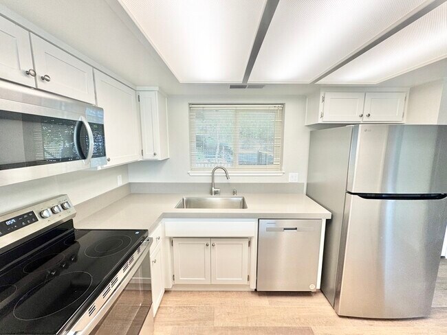 Building Photo - Beaitifully updated 2 bedroom 1.5 bathroom...