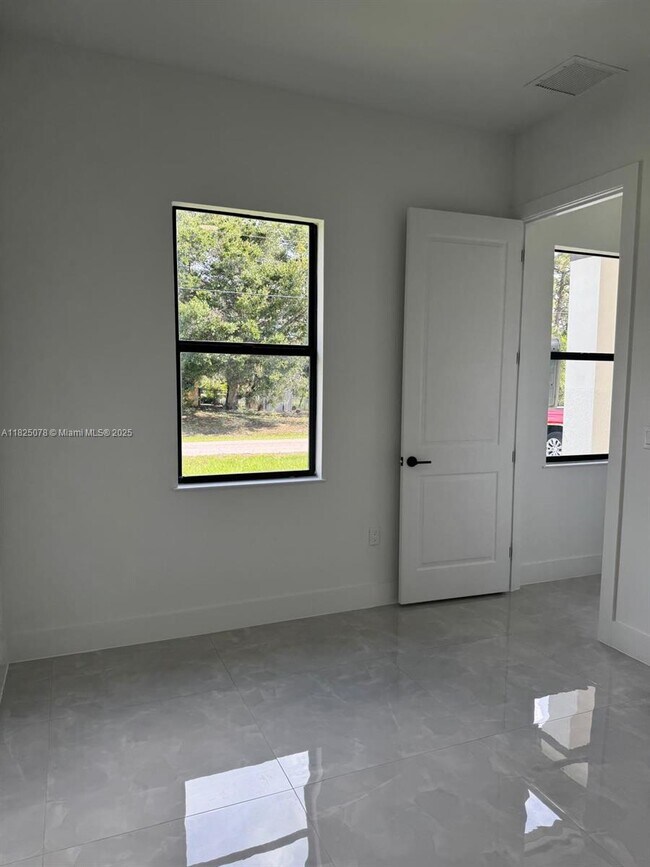 Foto del edificio - 2807 Leeland Heights Blvd