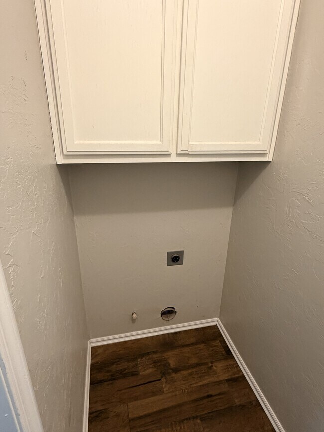 Building Photo - 1929 Lariat Cir