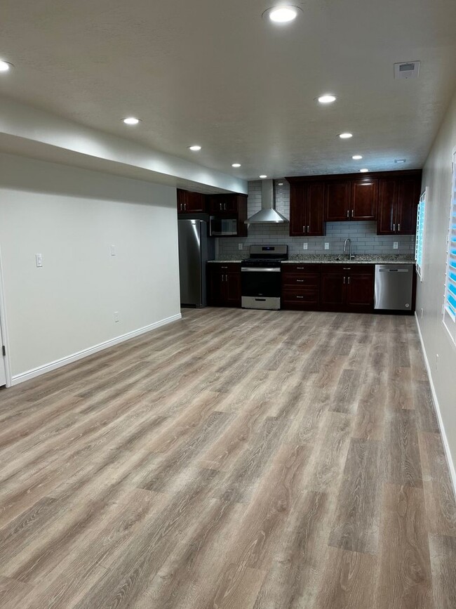 Building Photo - 937 W 550 S