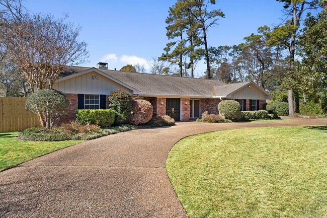 Foto del edificio - 365 Piney Point Rd