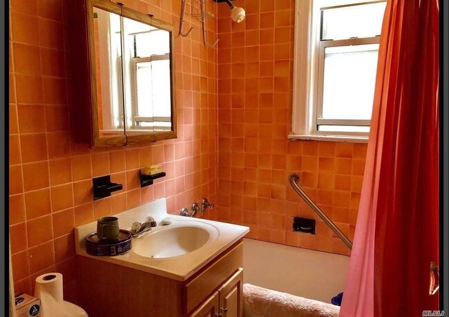 Foto del edificio - 66-06-66-60 60th Pl