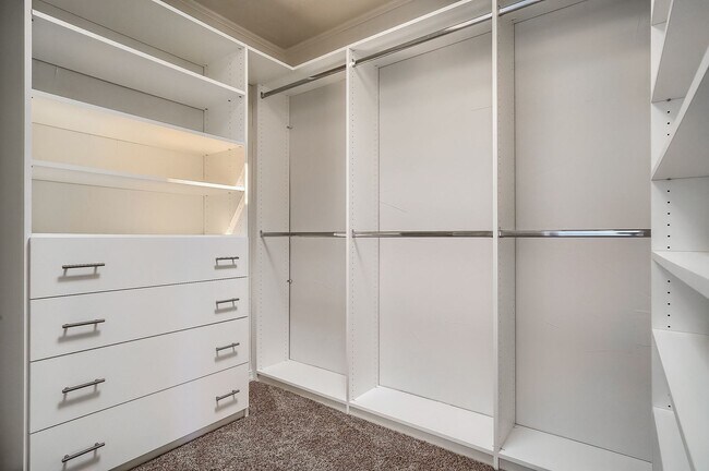 Building Photo - 3 Bed / 2 Bath Capitol Hill Condo | 2 Parking Spaces | Balcony | Walk Score 95