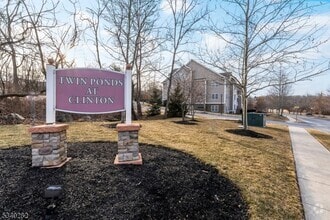 Building Photo - 56 Park Dr
