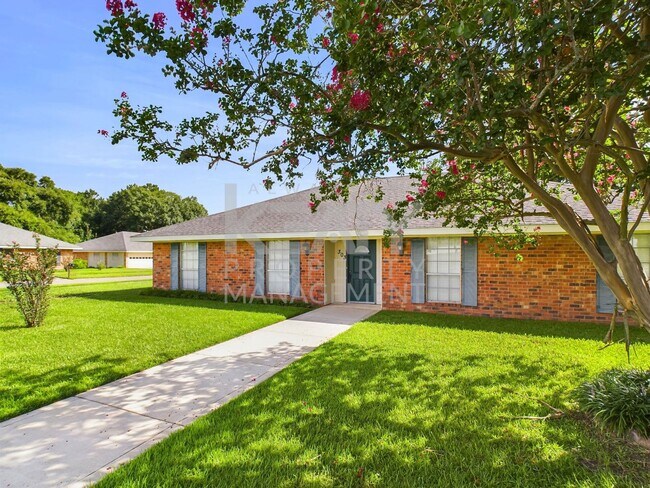 Foto del edificio - Beautiful 3 bedroom, 2 bathroom home avail...
