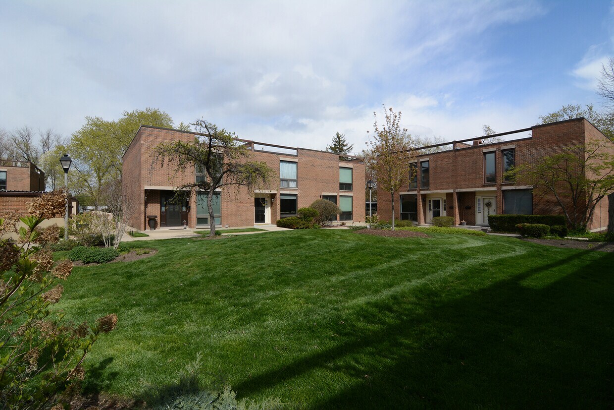 Primary Photo - 11 Willow Tree Ct