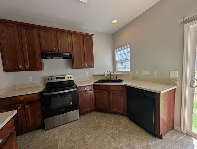 Building Photo - Cozy End Unit Townhome located in the Carolina Crossing community!