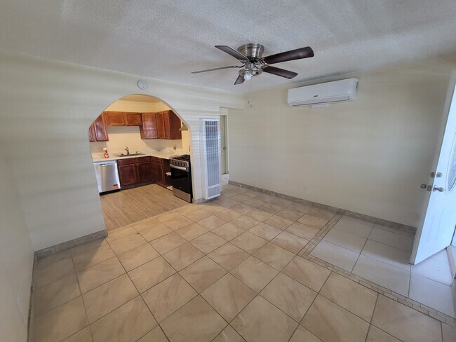 Foto del edificio - 6614 Tamarisk Ave