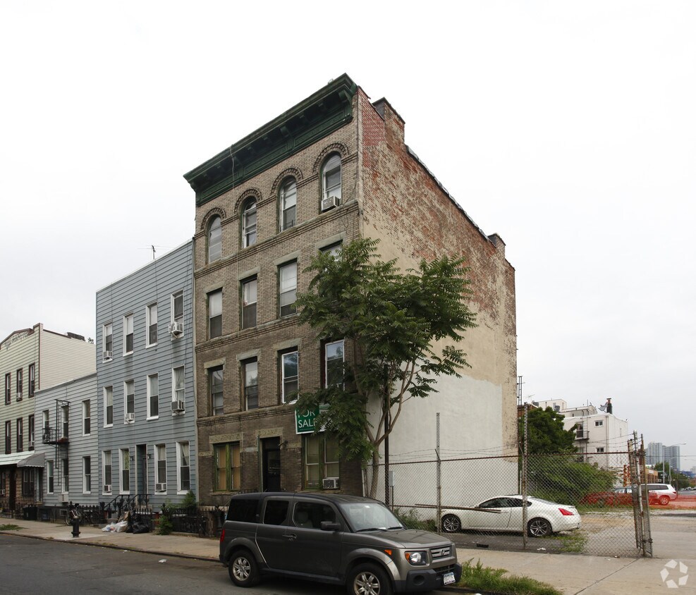 Primary Photo - 213 Green St