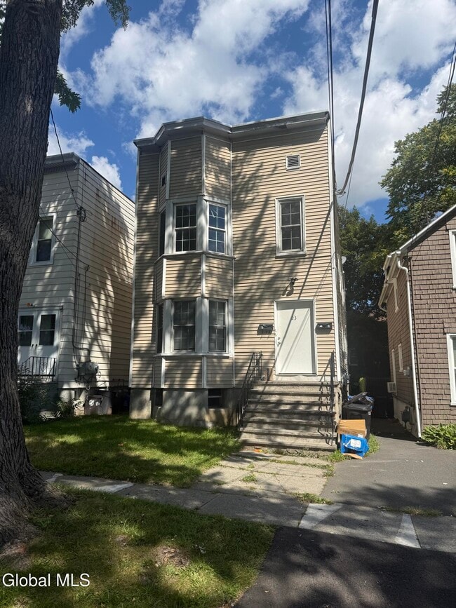 Building Photo - 23 Bonheim St
