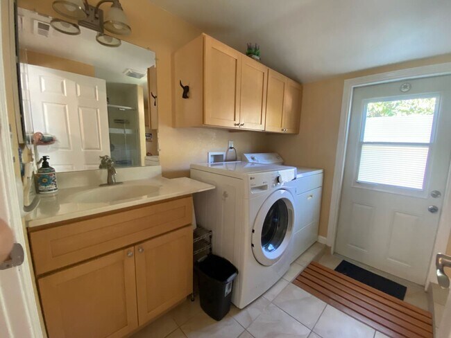 Building Photo - 2524 Nightingale Dr