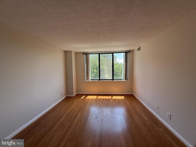 Building Photo - 5225 Pooks Hill Rd