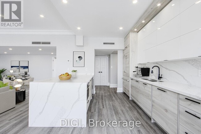 Building Photo - 400-400 Walmer Rd