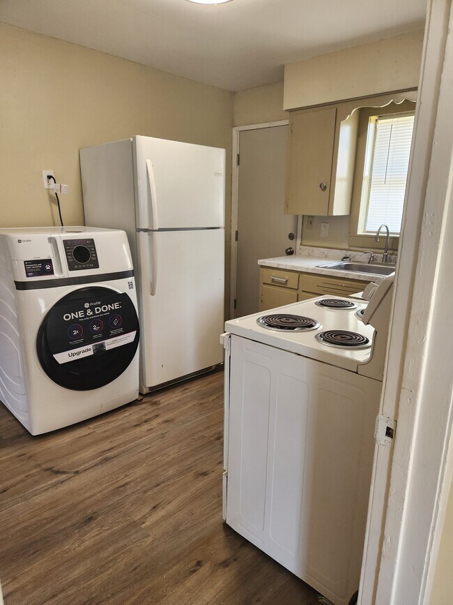 Cocina con lavadora/secadora - 608 Campbell St