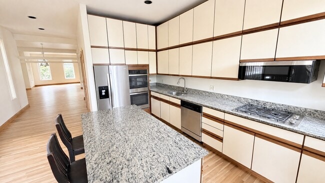 Building Photo - 534 W Dickens Ave