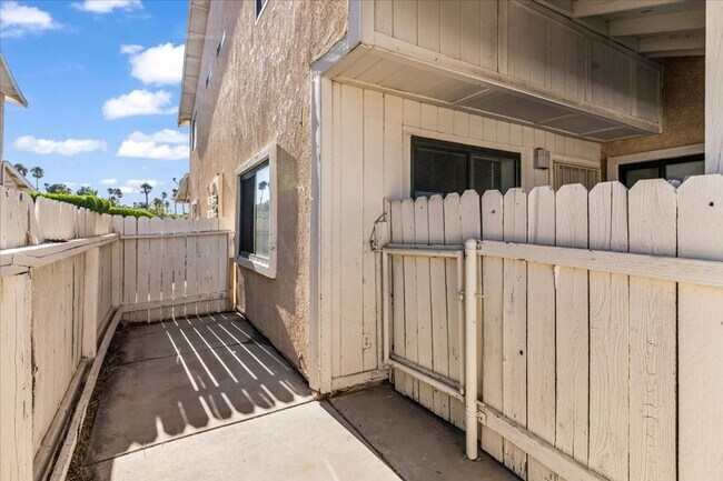 Building Photo - Spacious 2-Bedroom Townhome in Hesperia, CA!